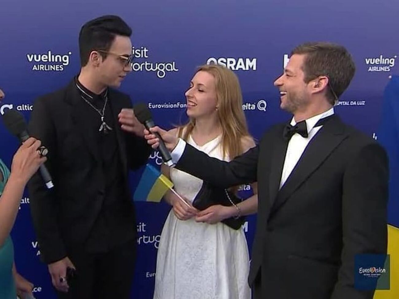 Melovin (ліворуч) спілкувався із журналістами різних країн