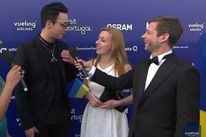 Melovin (ліворуч) спілкувався із журналістами різних країн