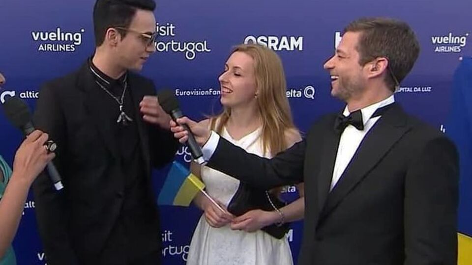 Melovin (ліворуч) спілкувався із журналістами різних країн