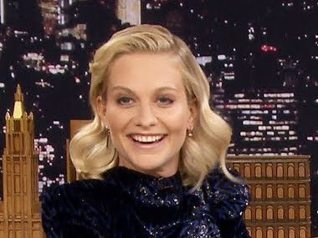 Поппи Делевинь выпила пиво в эфире шоу