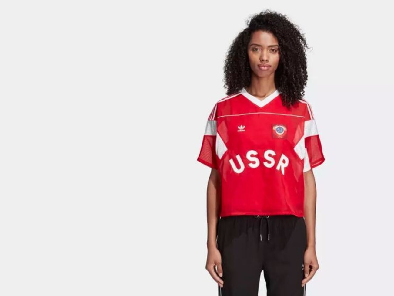 Adidas выпустила красную майку с надписью "СССР" и гербом Советского Союза