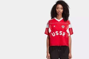 Adidas випустила червону майку з написом "СРСР" і гербом Радянського Союзу
