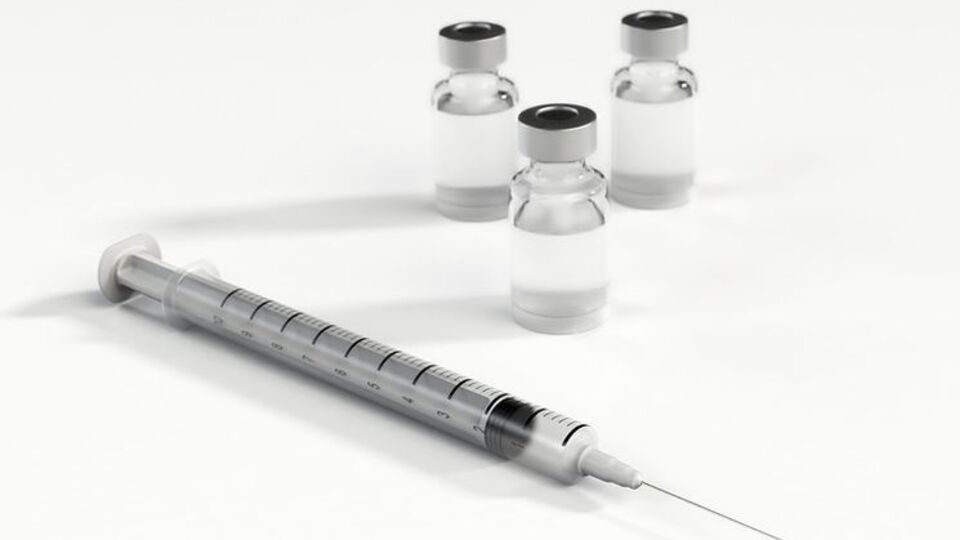 Минздрав призвал отменить запрет на применение вакцин