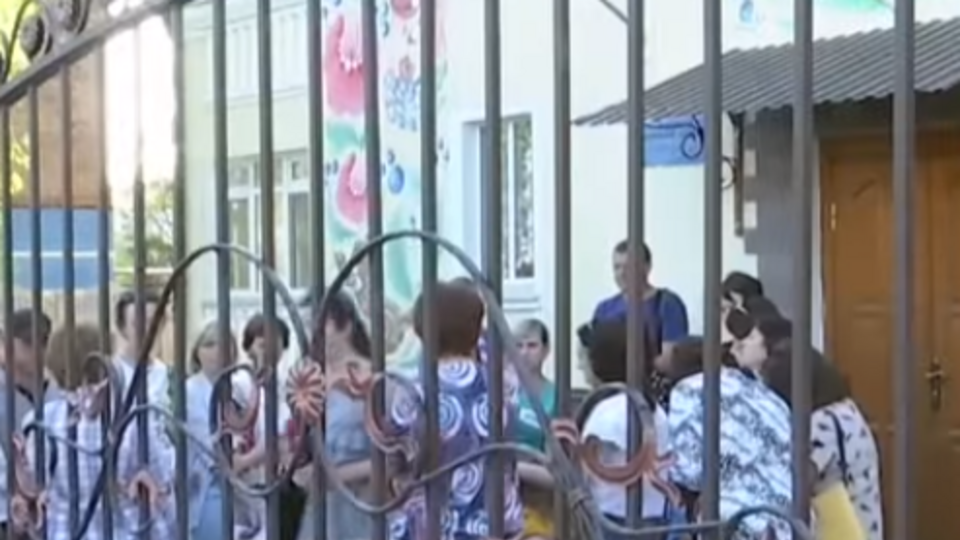 Батьки добиватимуться звільнення скандальної виховательки через Верховний Суд України