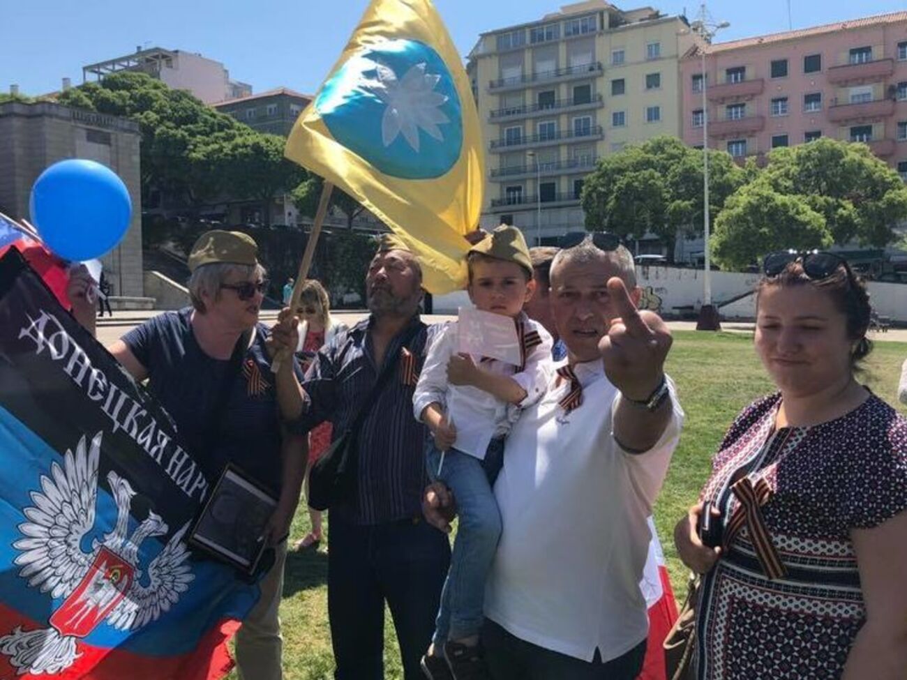 Участники шествия также несли флаги Украины, Грузии, Беларуси и России