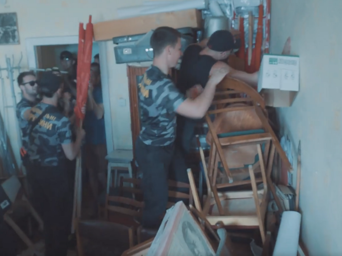 Націоналісти зривали зі стін радянські плакати і виносили комуністичні прапори