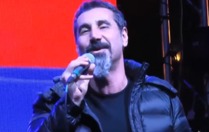 Танкян исполнил народную армянскую песню перед протестующими