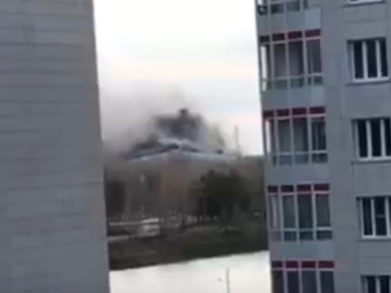 У будівлі загорілася покрівля