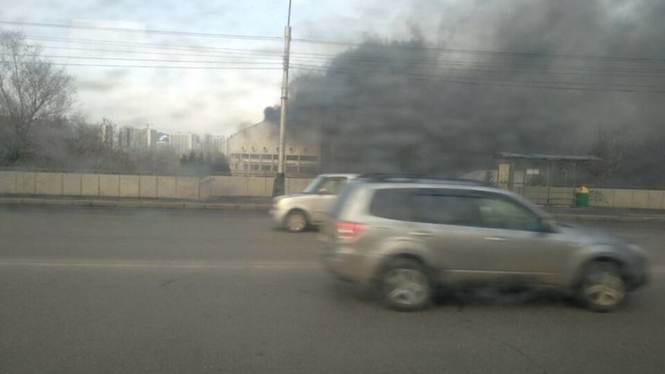 Из-за большого задымления площадь пожара во Дворце спорта пока установить сложно