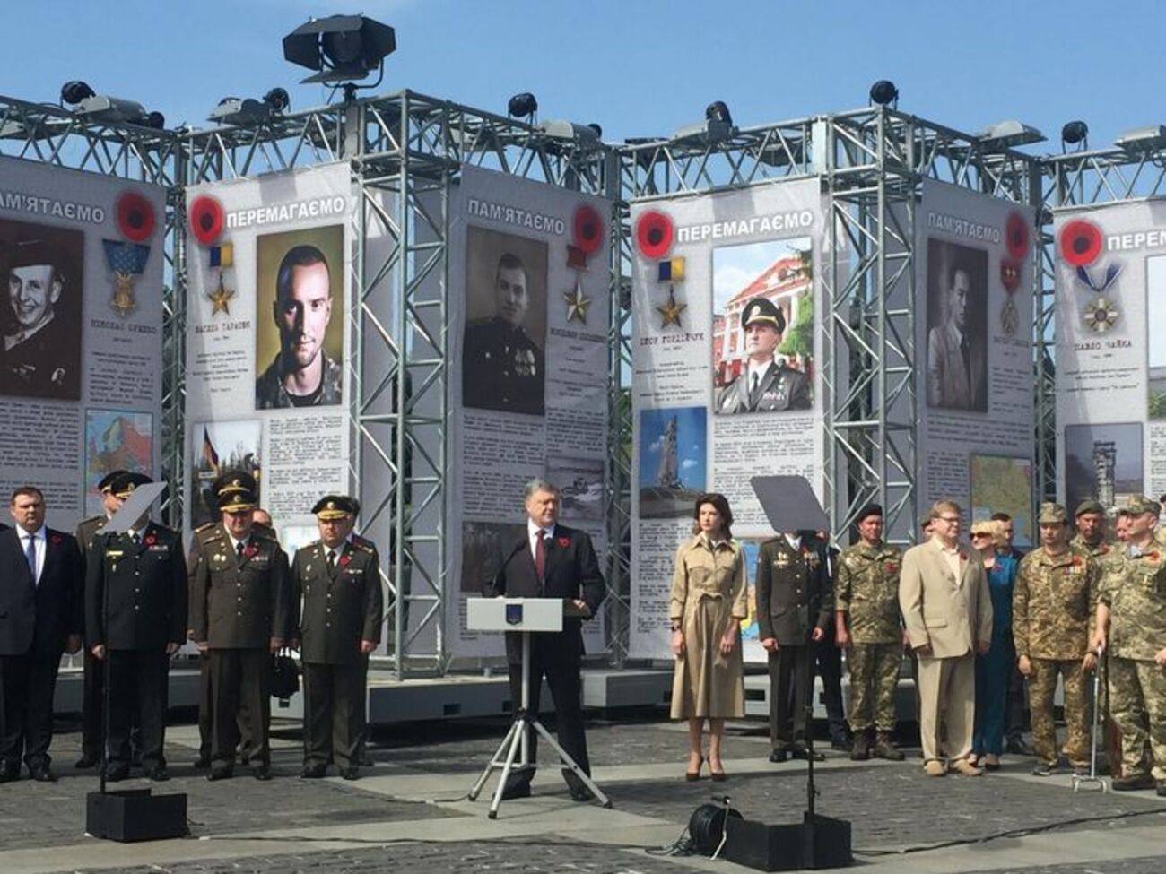 Порошенко: Мы видим четкие параллели между событиями 30-40-х годов прошлого века и тяжкими испытаниями современности