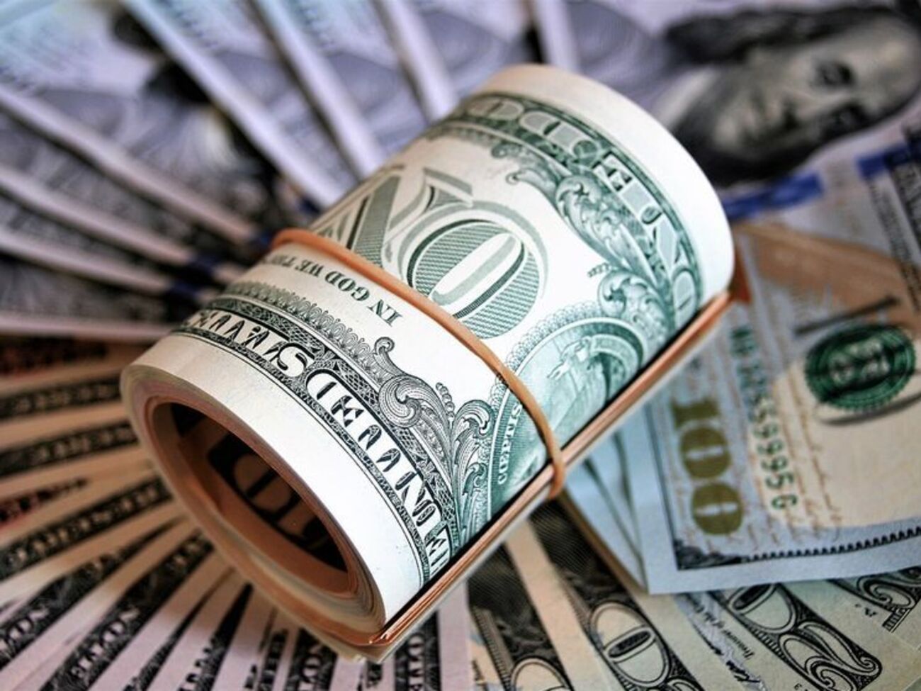 Посадовця затримали під час одержання хабара в розмірі $2 тис.