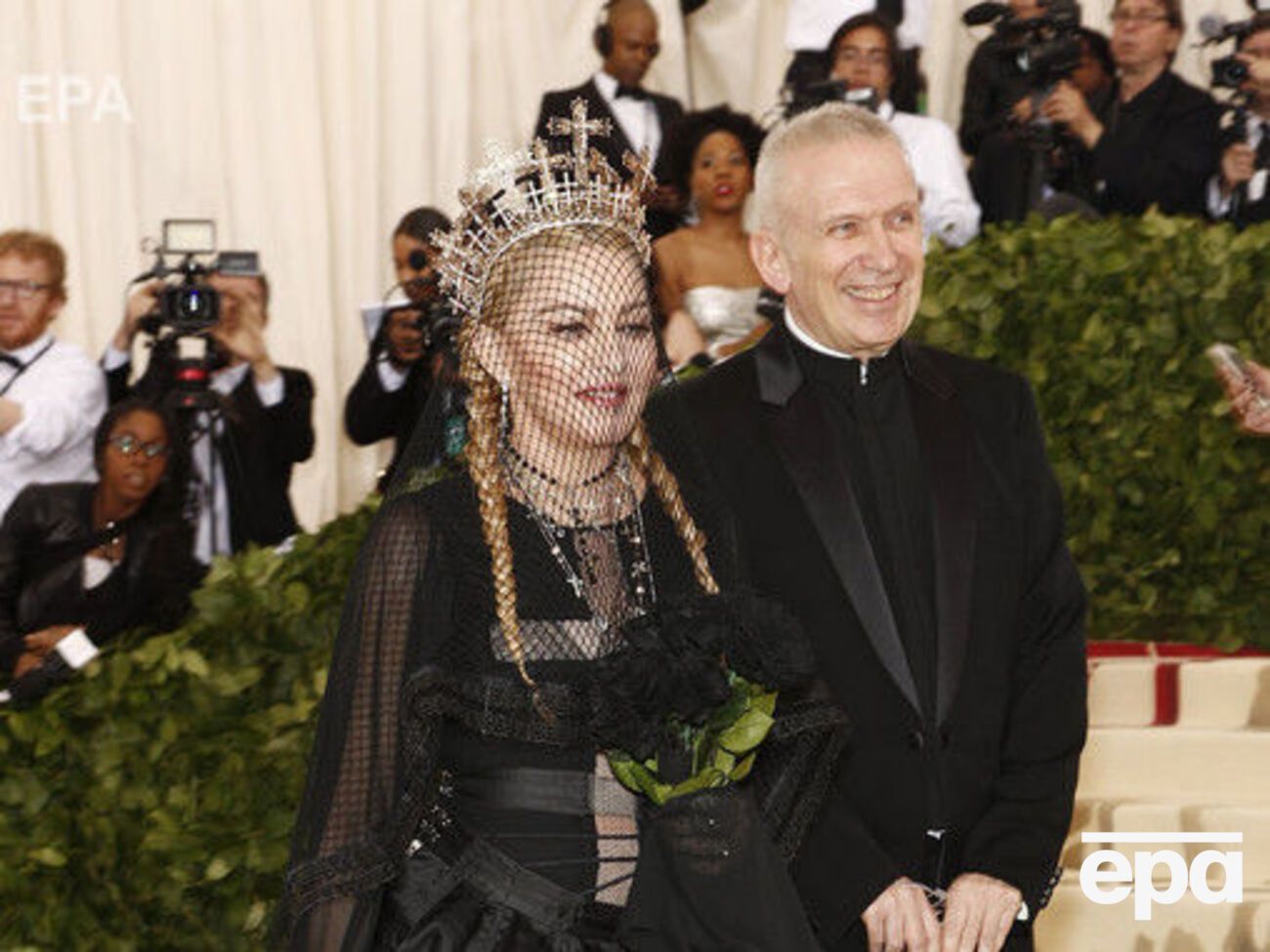 Мадонна появилась на балу в черном платье