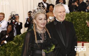 Мадонна появилась на балу в черном платье