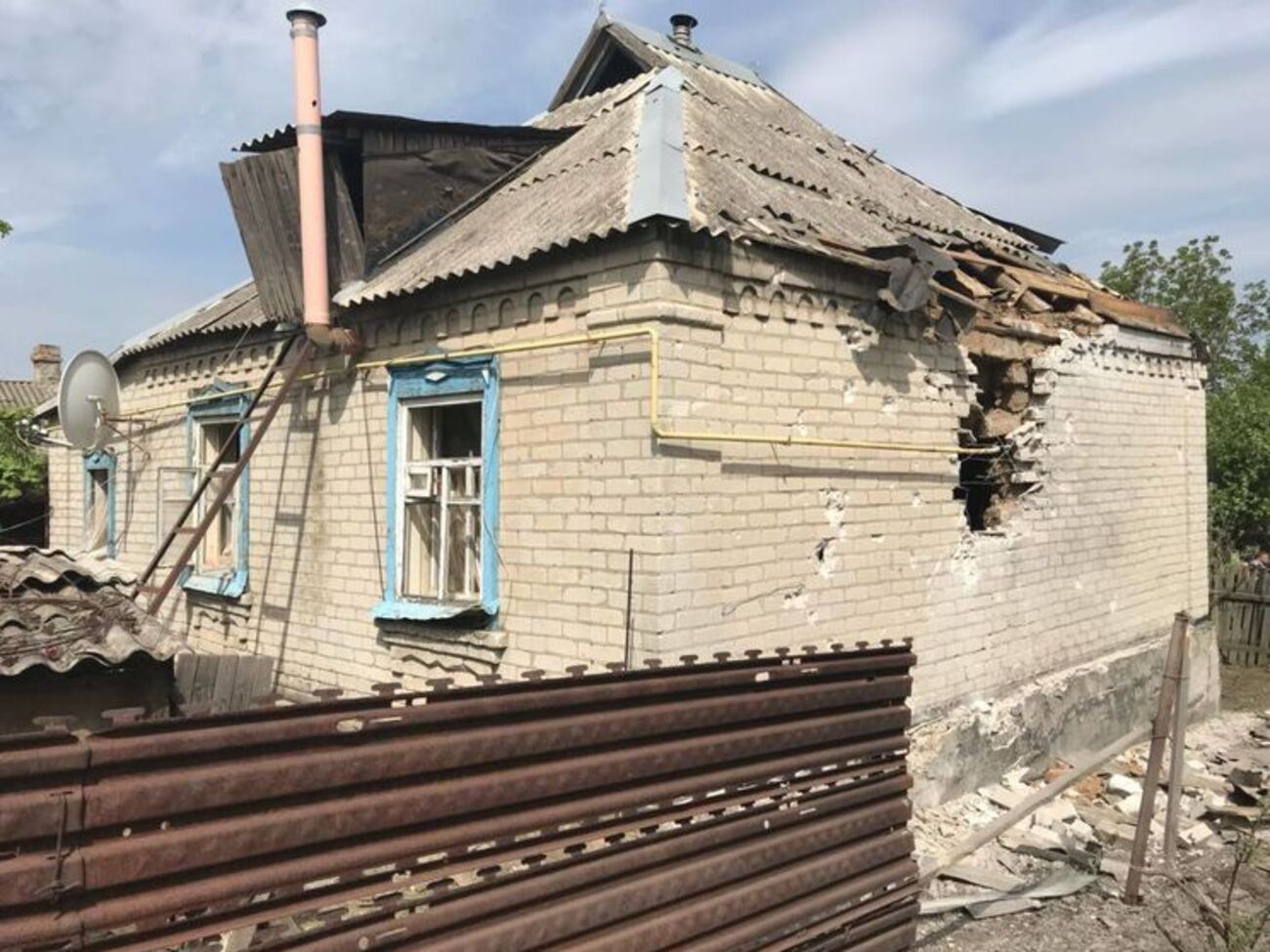 Последствия обстрела поселка Лоскутовка Попаснянского района Луганской области