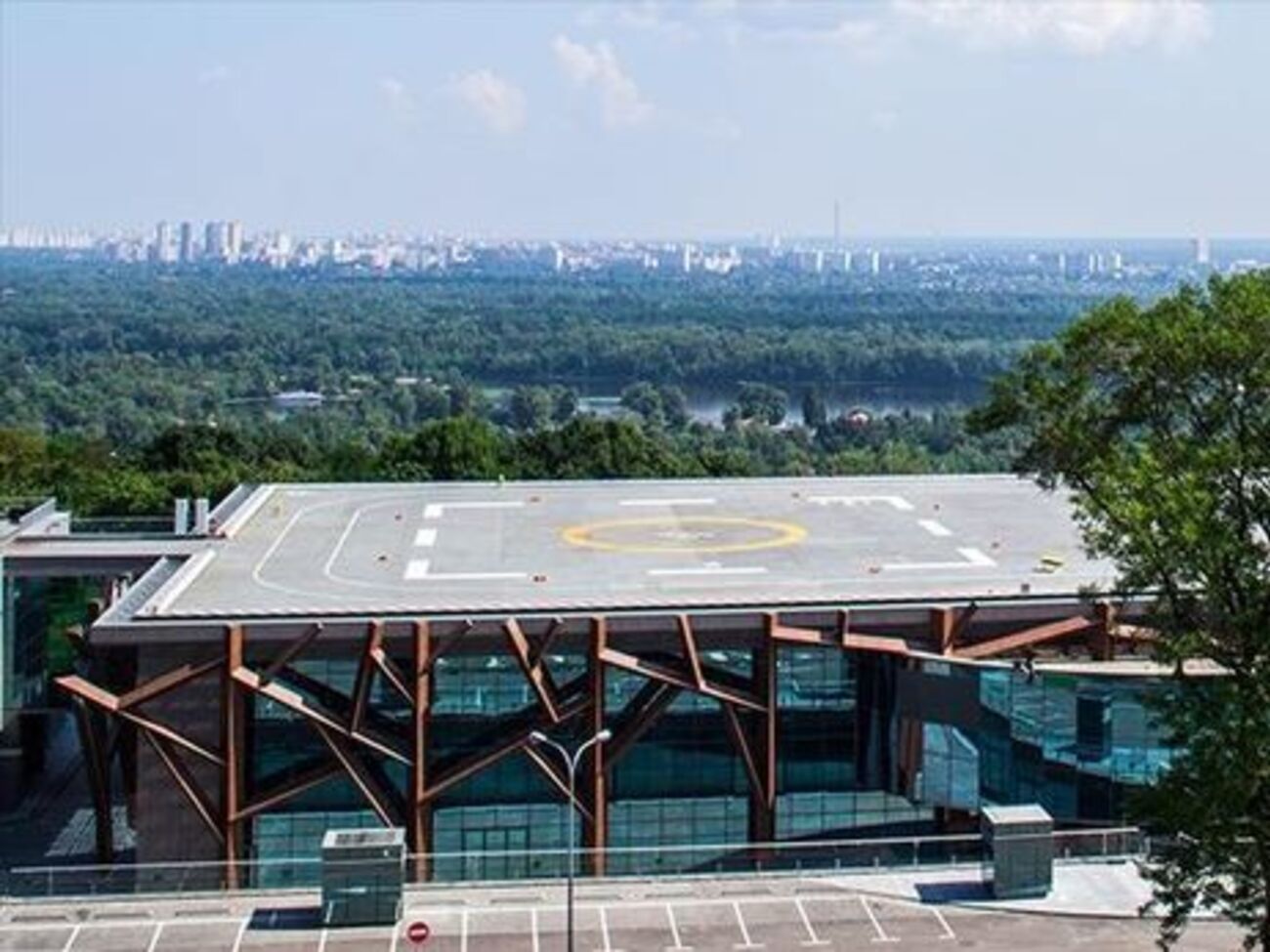 До недавнего времени вертолетной площадкой владели люди из орбиты Януковича