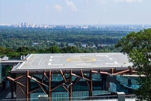 До недавнего времени вертолетной площадкой владели люди из орбиты Януковича