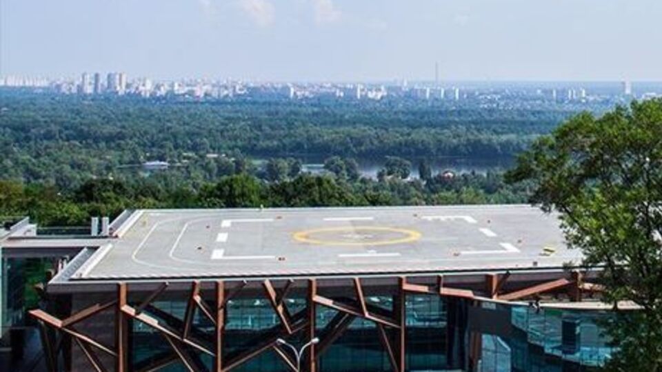 До недавнього часу вертолітним майданчиком володіли люди з орбіти Януковича