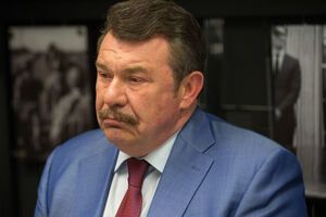 Кузьмук заявил, что Азаров умел работать и отдыхать