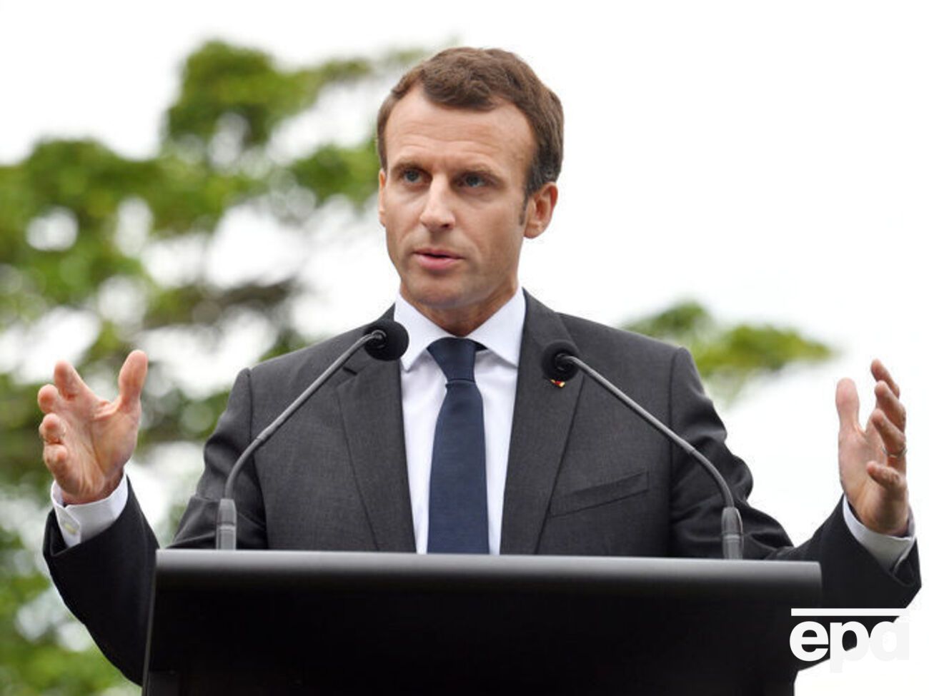 Макрон шкодує про рішення Трампа