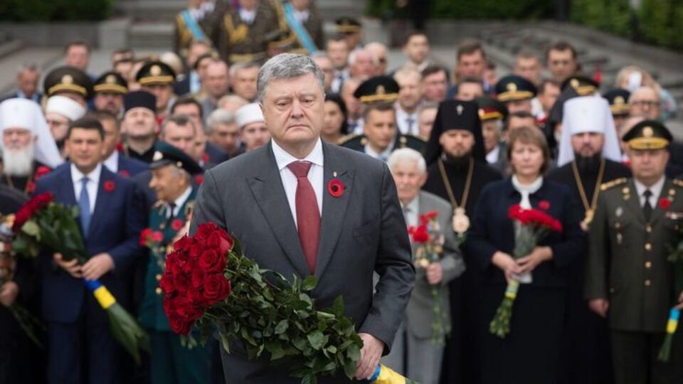 Порошенко: Не перевелися ще маніяки, які готові поставити світ на межу вже третьої світової війни