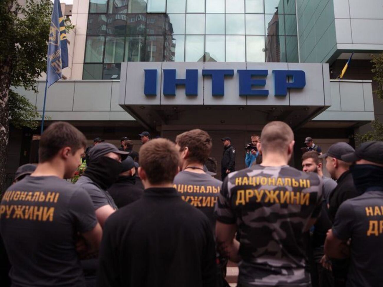 Националисты блокируют "Интер". Фоторепортаж