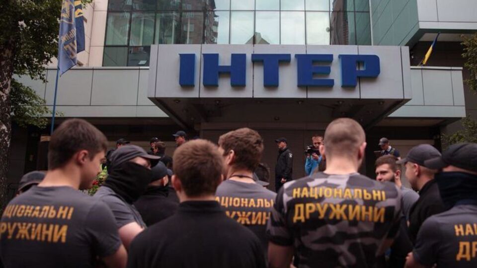 Націоналісти блокують "Інтер". Фоторепортаж