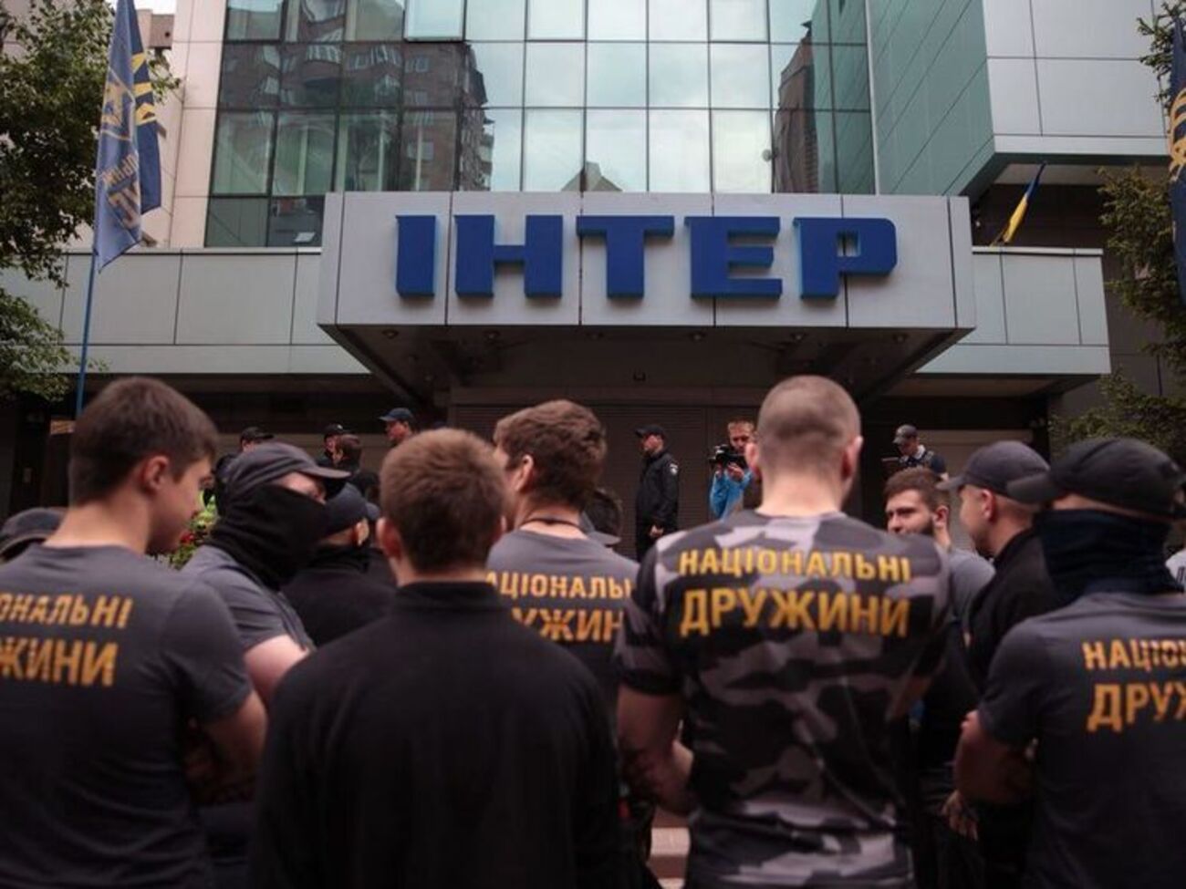Учасники акції розклеїли листівки на фасаді будівлі телеканала "Інтер", заявили в поліції