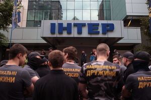 Учасники акції розклеїли листівки на фасаді будівлі телеканала "Інтер", заявили в поліції