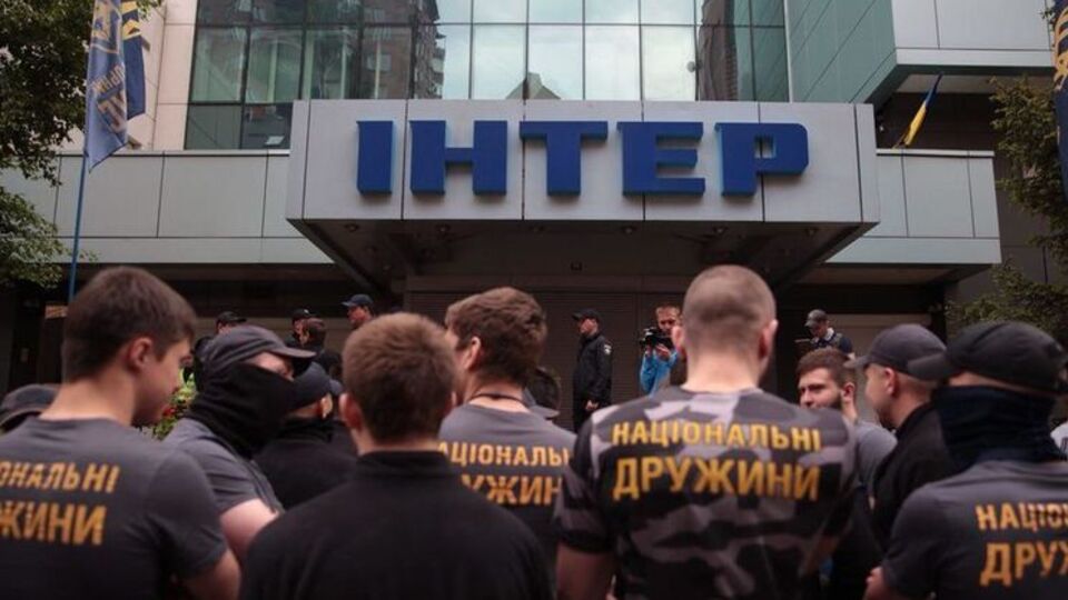 Учасники акції розклеїли листівки на фасаді будівлі телеканала "Інтер", заявили в поліції