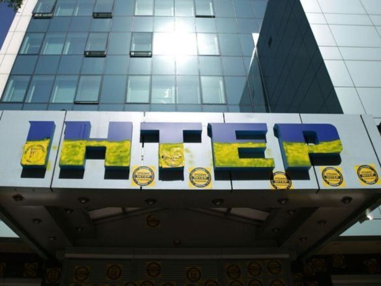 Националисты раскрасили надпись на здании канала