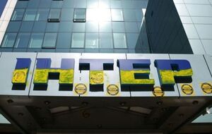 Националисты раскрасили надпись на здании канала