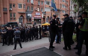 Утром 9 мая представители "Национального корпуса" и "национальных дружин" начали блокировать здание телеканала "Интер"