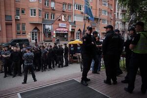 Уранці 9 травня представники "Національного корпусу" та "національних дружин" почали блокувати будівлю телеканала "Інтер"