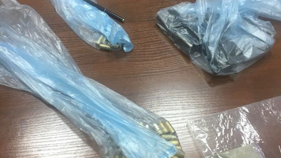 Боєприпаси і психотропні речовини виявили в кабінеті заступника директора гімназії