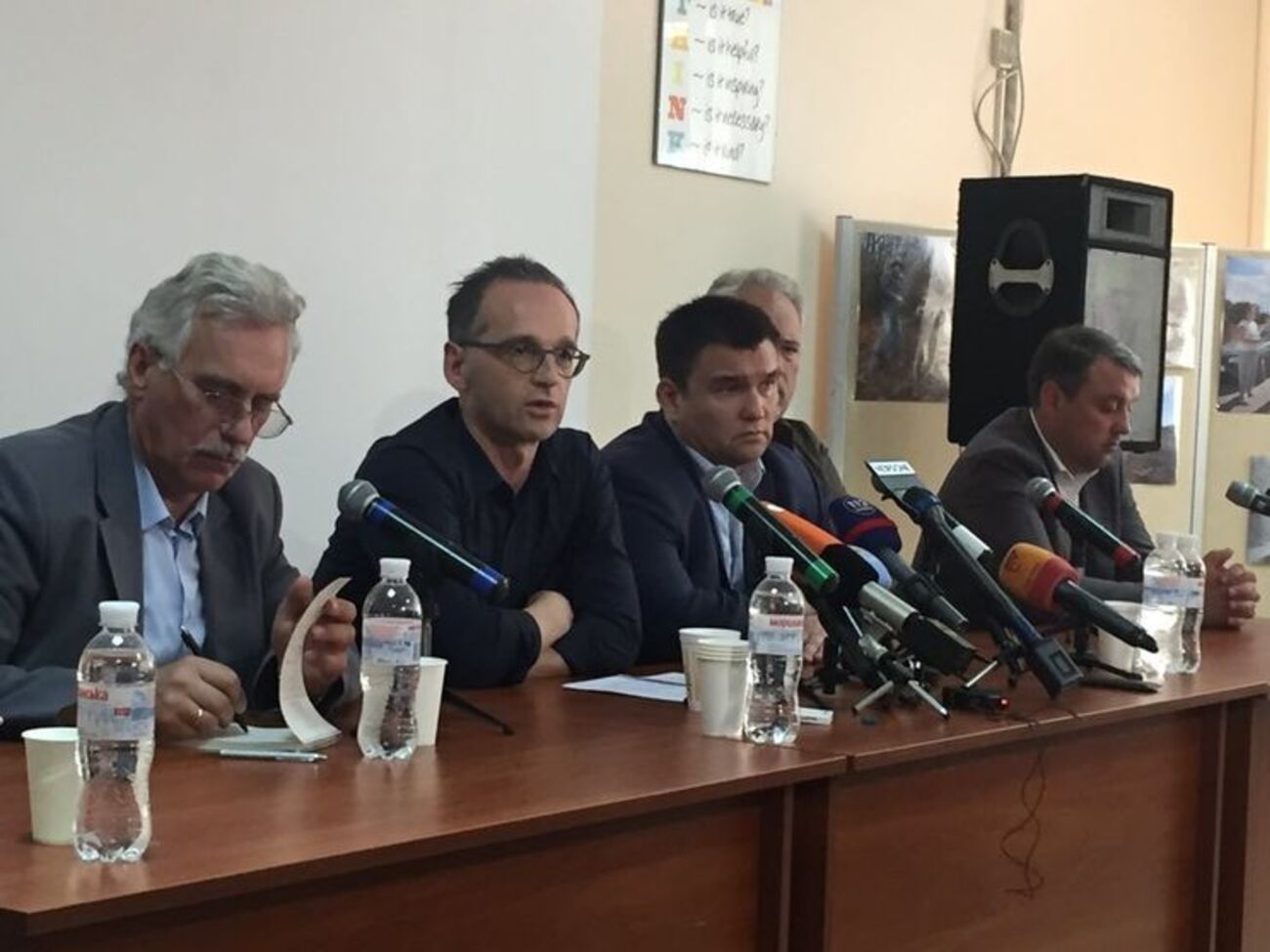 Маас і Клімкін (обидва в центрі) провели прес-конференцію в Маріуполі