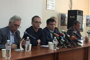 Маас і Клімкін (обидва в центрі) провели прес-конференцію в Маріуполі