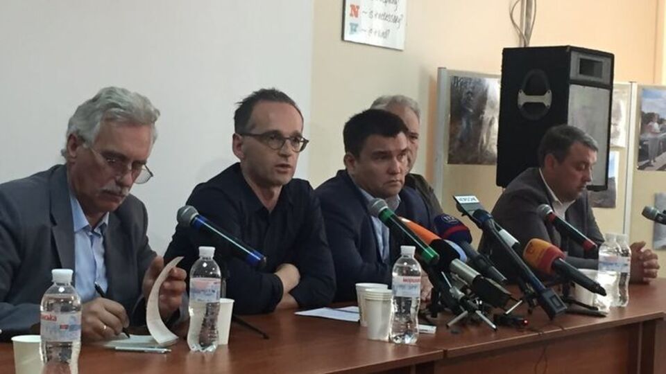 Маас і Клімкін (обидва в центрі) провели прес-конференцію в Маріуполі