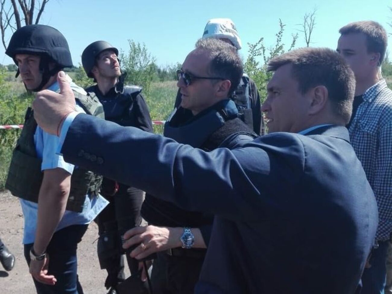 Климкин (справа) и Маас (в центре) не смогли попасть в Широкино