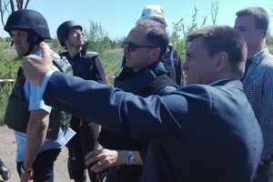 Климкин (справа) и Маас (в центре) не смогли попасть в Широкино