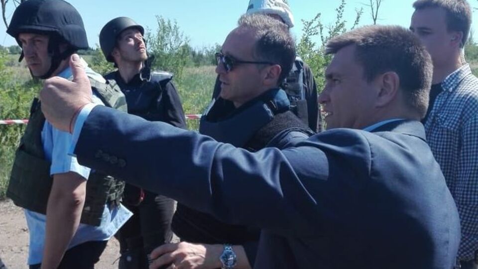 Климкин (справа) и Маас (в центре) не смогли попасть в Широкино