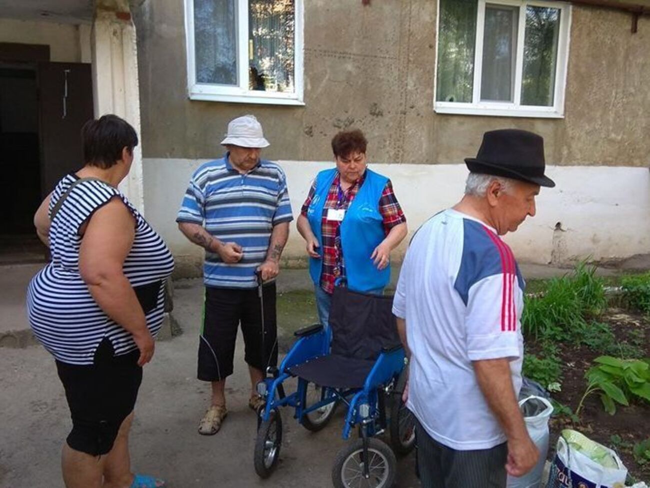 По словам волонтера, около 40 человек из поселка ушли в подконтрольный украинскому правительству Торецк, еще столько же &ndash; в подконтрольную боевикам "ДНР" Горловку