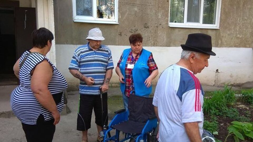 По словам волонтера, около 40 человек из поселка ушли в подконтрольный украинскому правительству Торецк, еще столько же – в подконтрольную боевикам "ДНР" Горловку