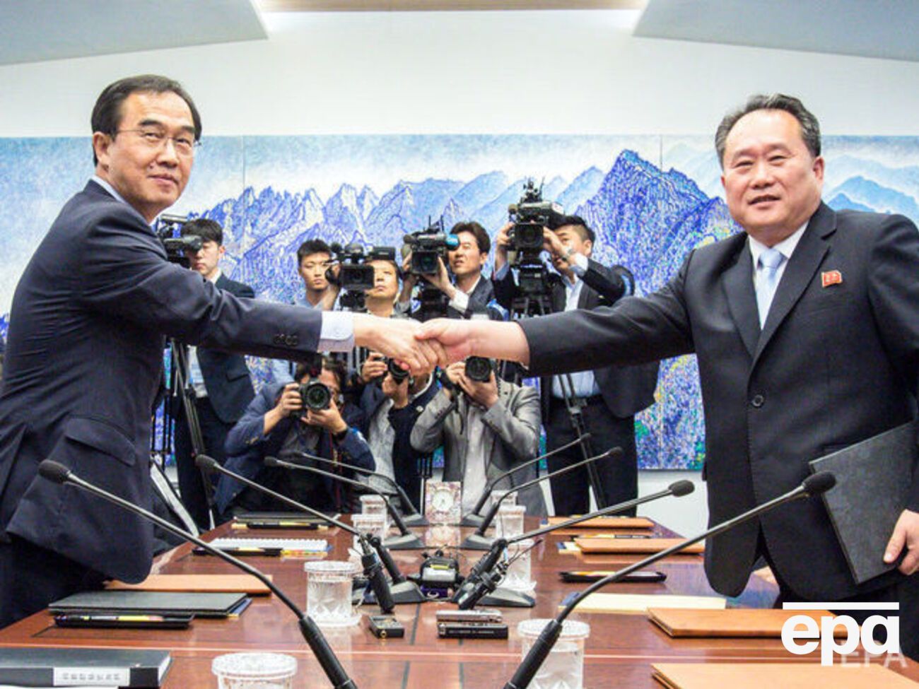 Північна і Південна Кореї погодилися провести переговори щодо військових питань