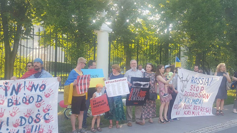 По всему миру прошла глобальная акция за освобождение Сенцова. Фоторепортаж