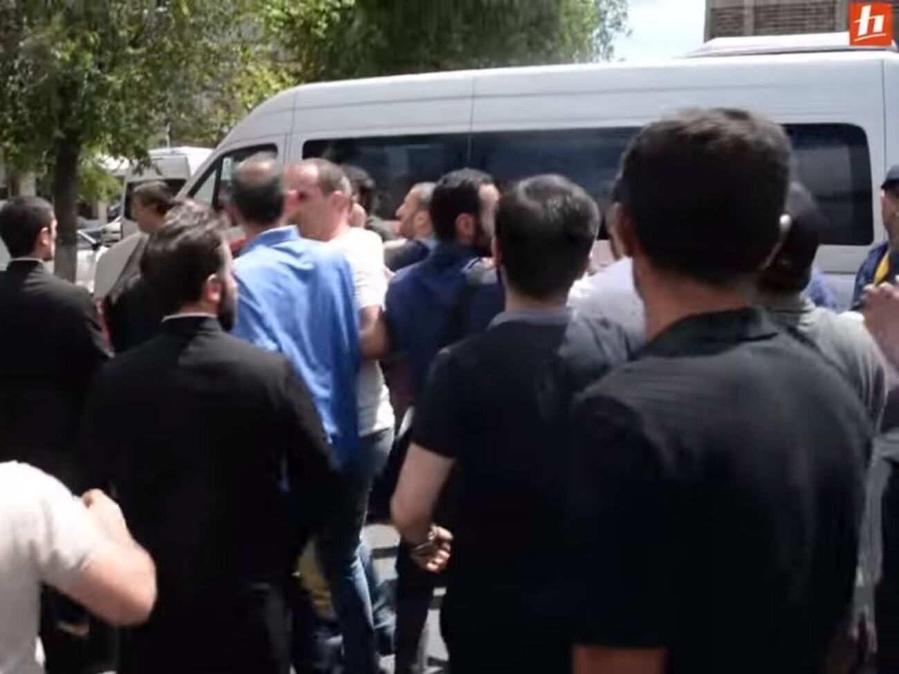 Акція біля церкви Святої Анни з вимогою відмови ієрарха від сану переросла в бійку
