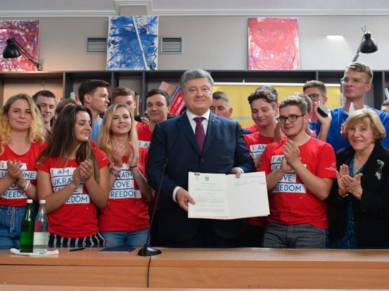 Порошенко подписал документ в присутствии студентов "Украинской академии лидерства"