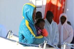 На борту судна находятся мигранты, которых подобрали с различных плавсредств у побережья Ливии