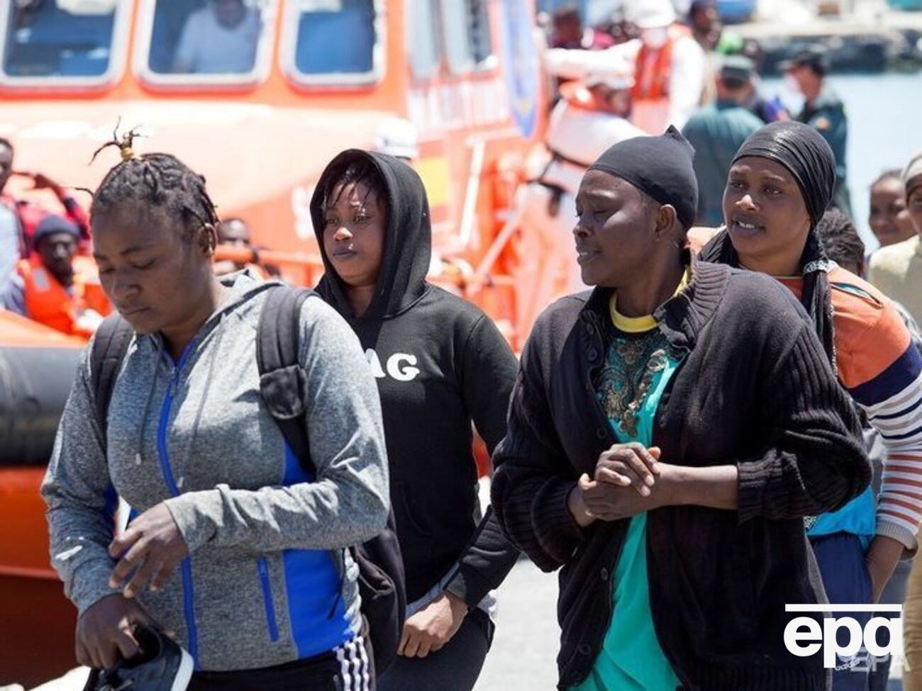 Іспанія погодилася дати притулок мігрантам із судна Aquarius