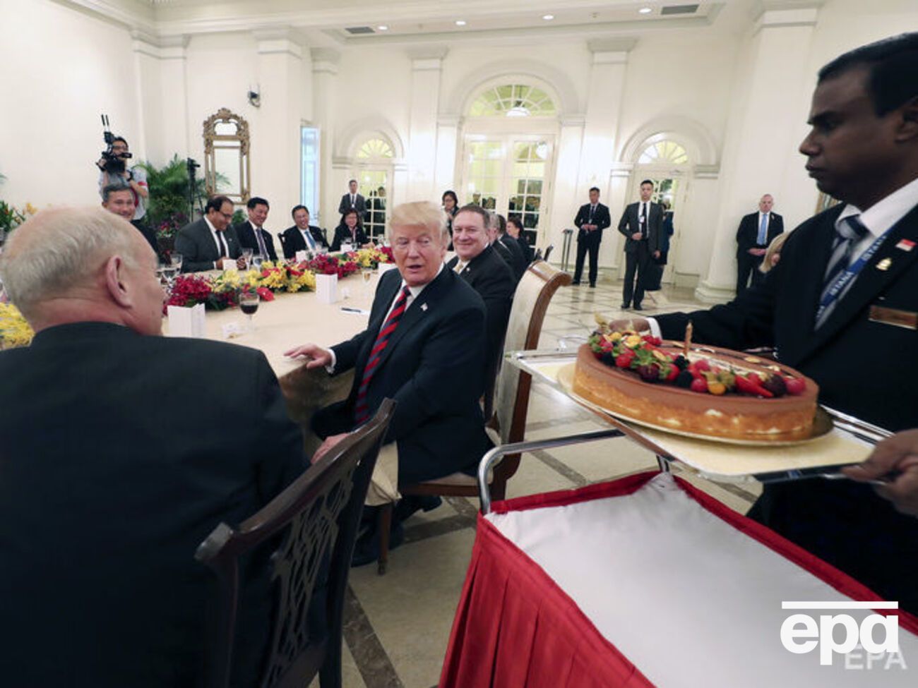 Селфі з Кім Чен Ином і святковий пиріг для Трампа. Лідери КНДР і США готуються до завтрашнього саміту. Фоторепортаж