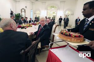 Селфі з Кім Чен Ином і святковий пиріг для Трампа. Лідери КНДР і США готуються до завтрашнього саміту. Фоторепортаж